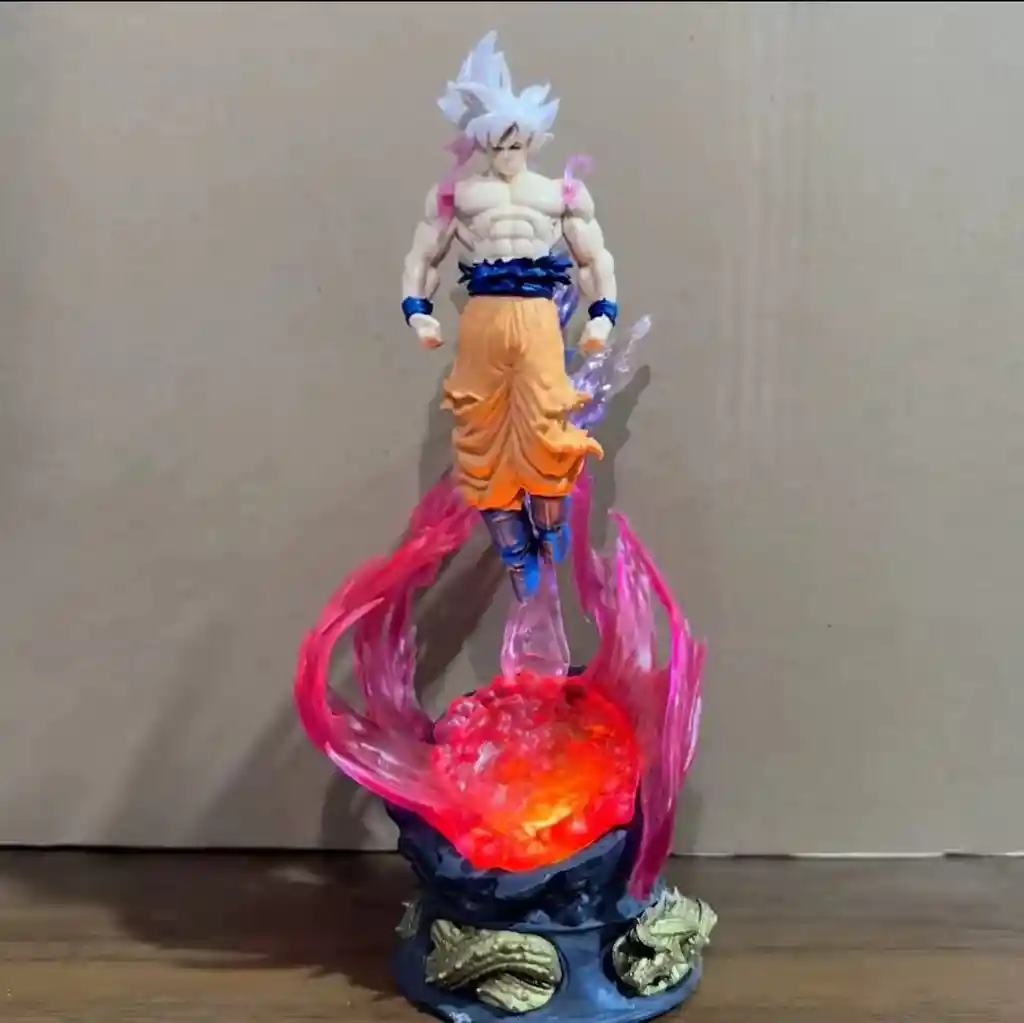 Figura Coleccionable Goku Ultra Instinto Con Base De Luz – 25 Cm