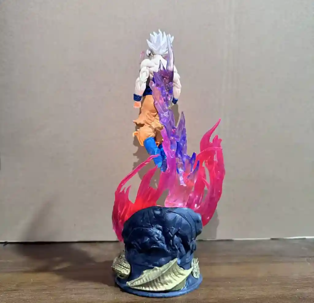 Figura Coleccionable Goku Ultra Instinto Con Base De Luz – 25 Cm