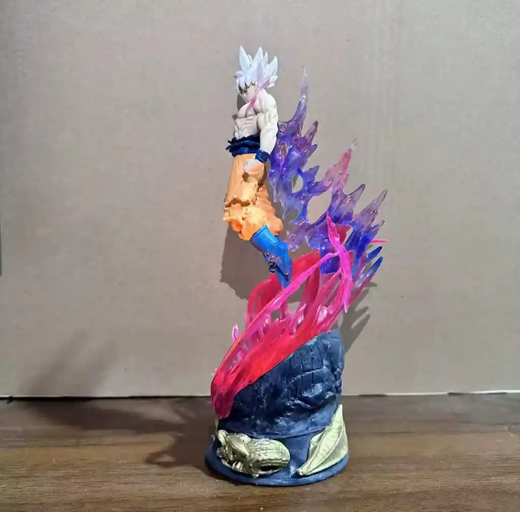 Figura Coleccionable Goku Ultra Instinto Con Base De Luz – 25 Cm