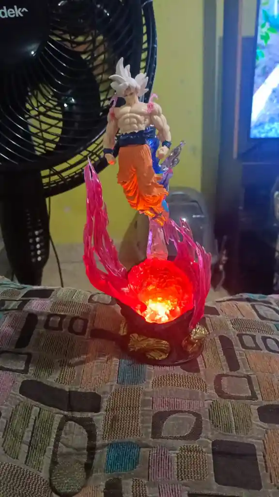 Figura Coleccionable Goku Ultra Instinto Con Base De Luz – 25 Cm