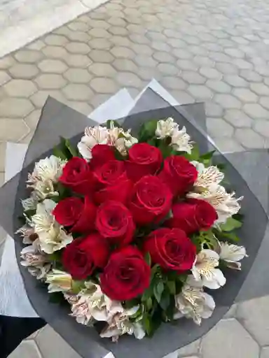 Bouquet De Rosas Y Astromelias