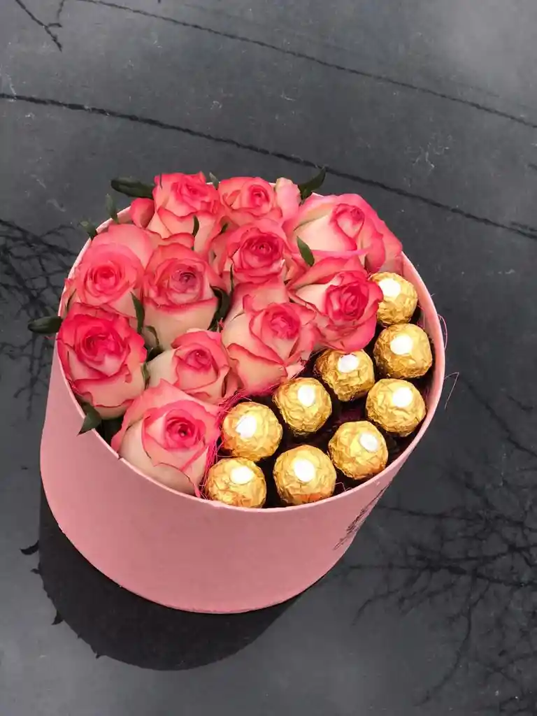 Caja Circular Con Rosas Y Chocolates