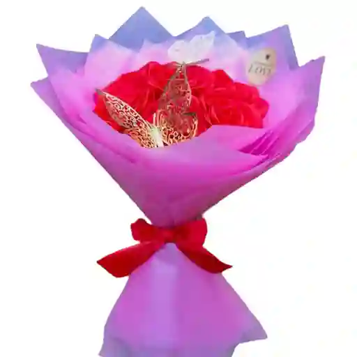 Ramo De Rosas Rojas En Papel Rosado