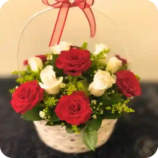 Canasta De 18 Rosas Surtidas + Follaje