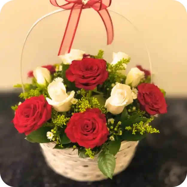 Canasta De 18 Rosas Surtidas + Follaje