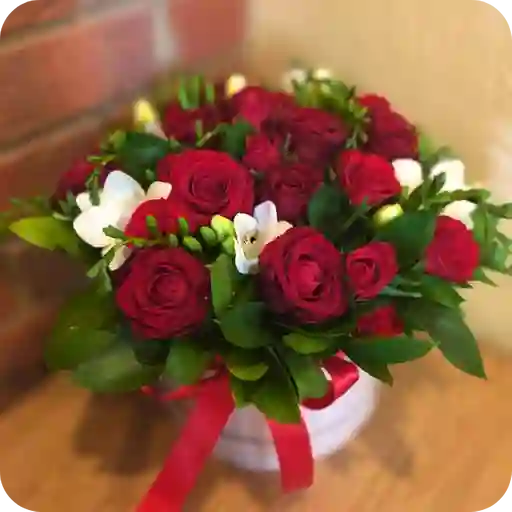 Cilindro De 18 Rosas + Follaje