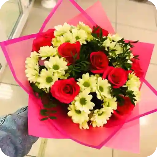 Bouquet Regular De Margaritas + 12 Rosas Rojas