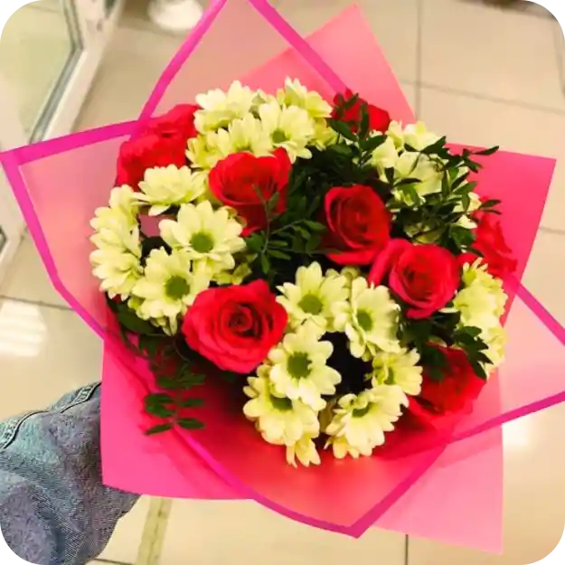 Bouquet Regular De Margaritas + 12 Rosas Rojas