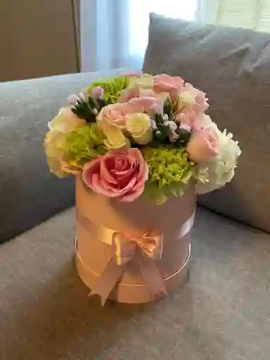 Caja Redonda De Hortensias Y Rosas