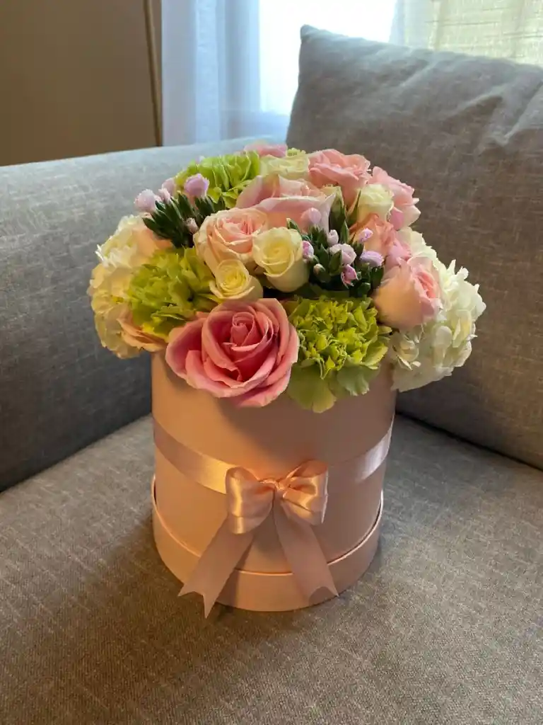 Caja Redonda De Hortensias Y Rosas