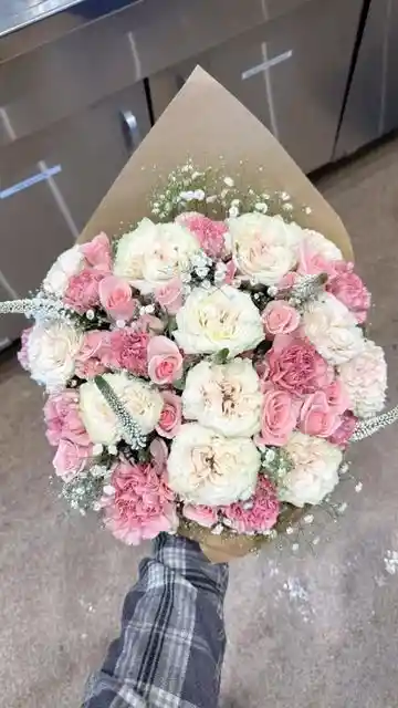 Ramo Buchon De Rosa Y Clavel