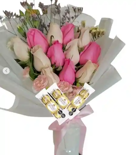 Bouquet Alargado De 12 Rosas Rosadas Y Blancas Con Chocolates