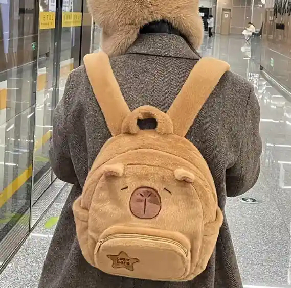 Bolso Mochila Peluche Capibara