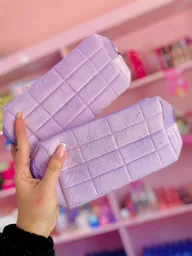 💜 Cosmetiquera Suave Acolchada - Lavanda Dreams ✨ Diseño Acolchonado | Tacto Suave | Estilo Cute & Chic