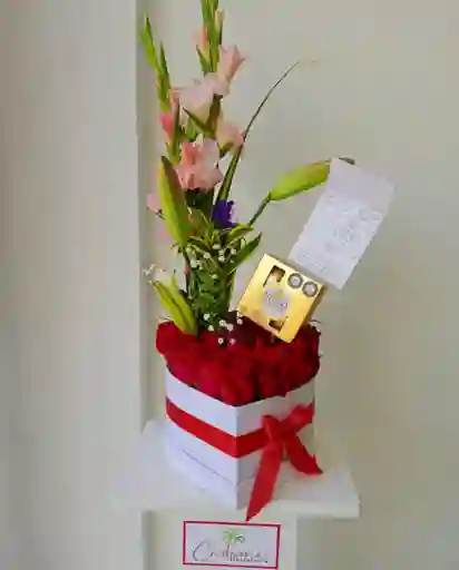 Caja Con Arreglo Floral Y Chocolates