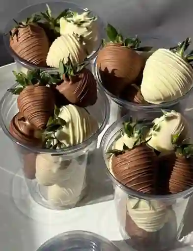 Vaso Con Fresas Y Chocolate