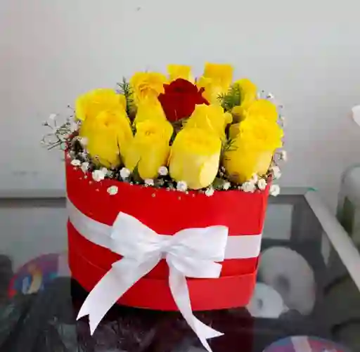 Rosas Amarillas En Caja Con Forma De Corazón