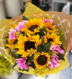 Bouquet De 8 Girasoles Rodeado De Flores