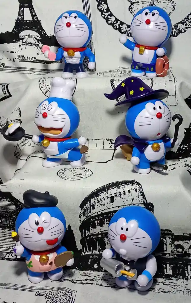 Set X 2 Figuras Pequeñas Doraemon El Gato Cósmico Pvc 8 Cms