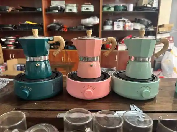 Cafetera Moka + Base Calentadora 6 Tazas