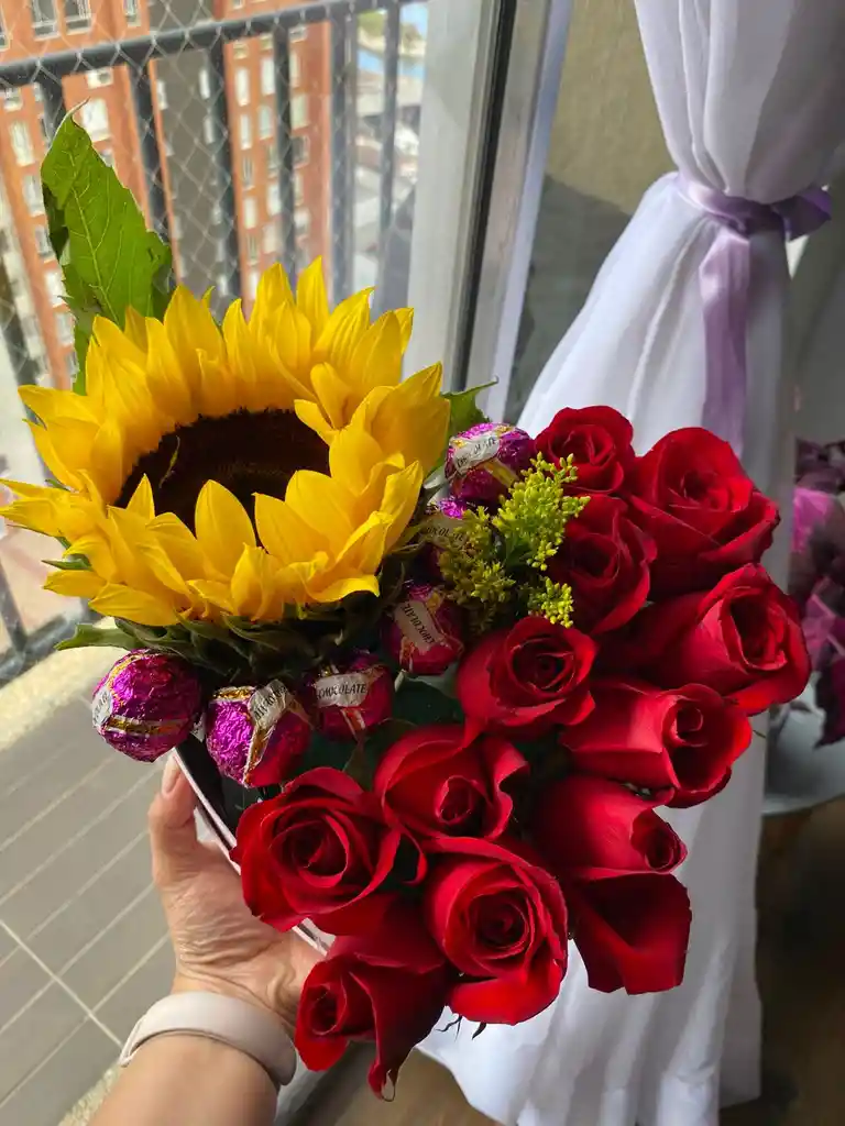 Caja De Rosas Y Girasoles