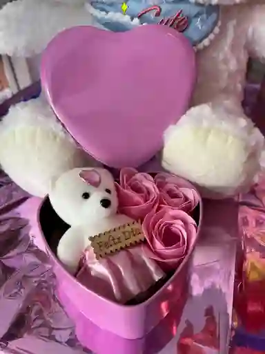 Caja Corazon Rosada Con 3 Rosas De Aroma Y Osito Feliz Dia