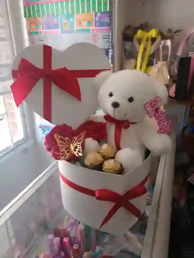 Detalle De Corazon Con Peluche Y Chocolates
