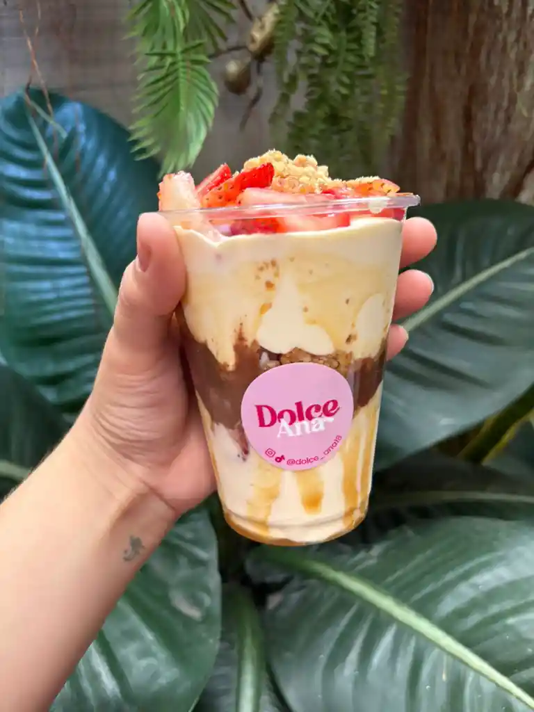 (9 Oz) Fresas Con Crema | Crumble, Crema De Milo Y Caramelo