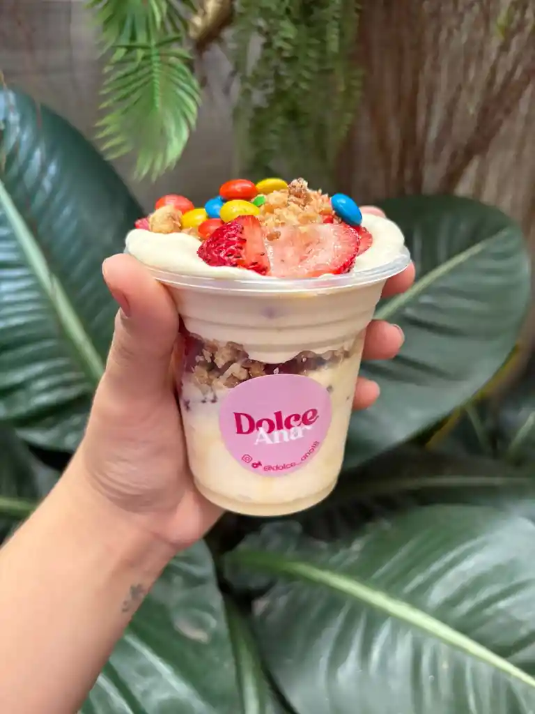 (9 Oz) Fresas Con Crema | Crumble, M&ms Y Lecherita