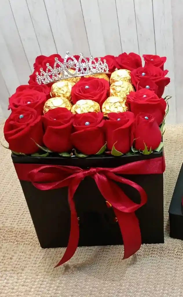 Rosas Con Ferreros Y Diadema