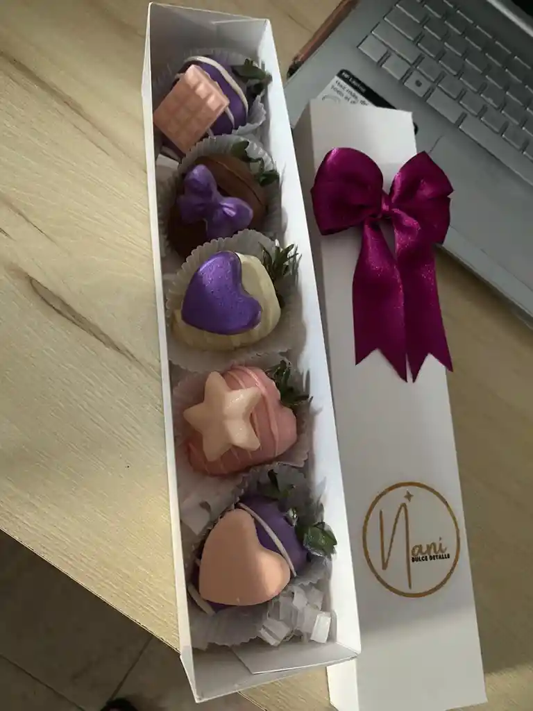 Caja De Fresas Por 5und Color Pastel