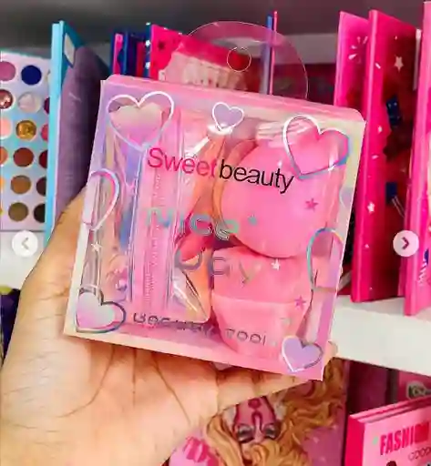 Kit De 4 Piezas Sweet Beauty – Esponja Para Base, Mini Monedero, Brocha Para Base Y Esponja Para Polvo