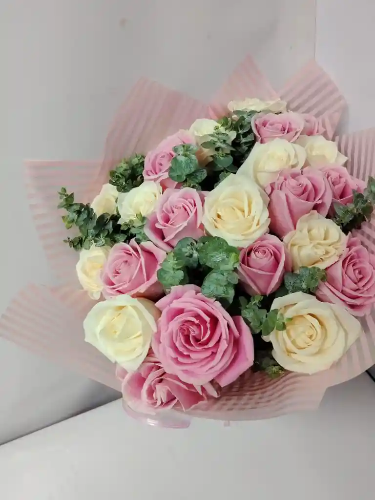 Rosas Blancas Y Rosadas