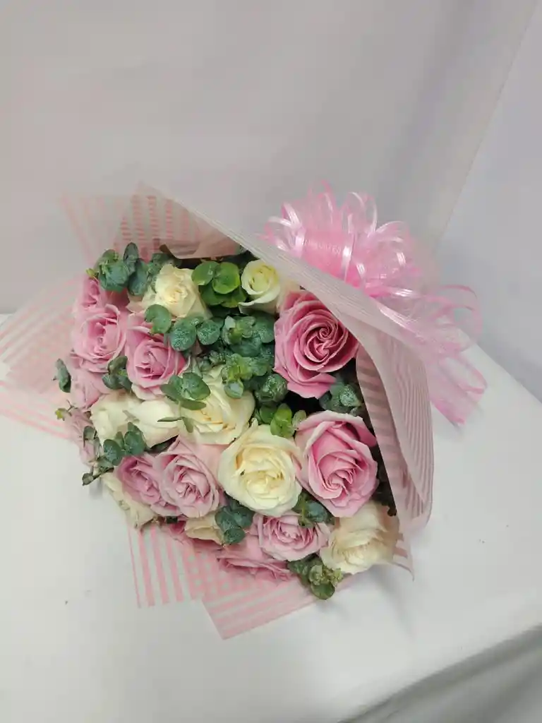 Rosas Blancas Y Rosadas