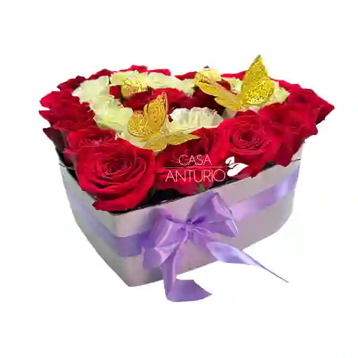 Corazón De Rosas Rojas, Blancas Y Mariposas