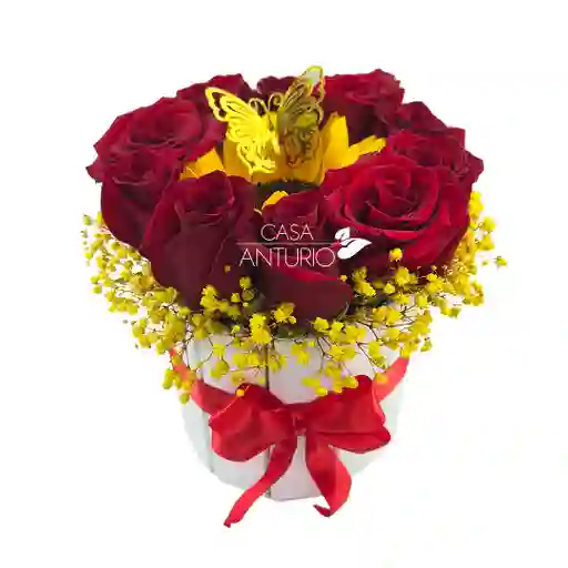 Arreglo Circular De Rosas Rojas, Girasol, Perla Y Mariposa Decorativa