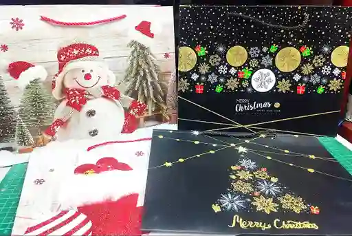 Bolsas De Navidad 32x25x11 Horizontal Diseños Surtidos X1 Und