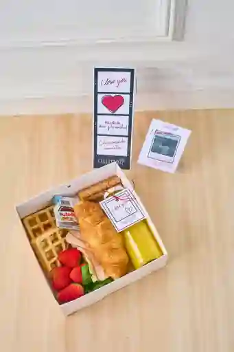 Ancheta Económica Box Amor Y Amistad Elegante En Cajita, Dulces, Jugo de naranja.