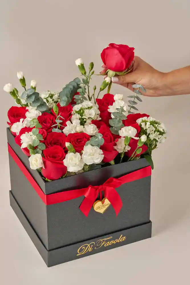Arreglo Floral Amor Y Amistad . Clavel, Eucalipto, Rosas, Caja Cuadrada Elegante Amor Floreciendo
