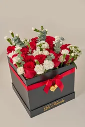 Arreglo Floral Amor Y Amistad . Clavel, Eucalipto, Rosas, Caja Cuadrada Elegante Amor Floreciendo