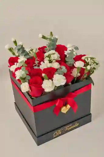 Arreglo Floral Amor Y Amistad . Clavel, Eucalipto, Rosas, Caja Cuadrada Elegante Amor Floreciendo