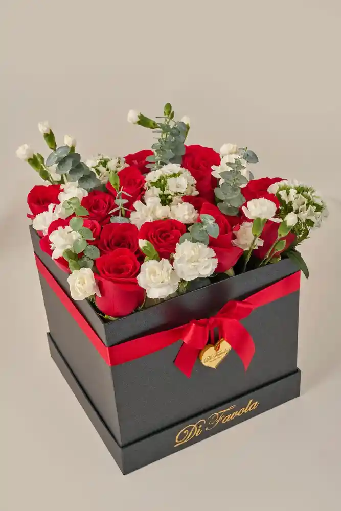 Arreglo Floral Amor Y Amistad . Clavel, Eucalipto, Rosas, Caja Cuadrada Elegante Amor Floreciendo