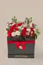 Arreglo Floral Amor Y Amistad . Clavel, Eucalipto, Rosas, Caja Cuadrada Elegante Amor Floreciendo