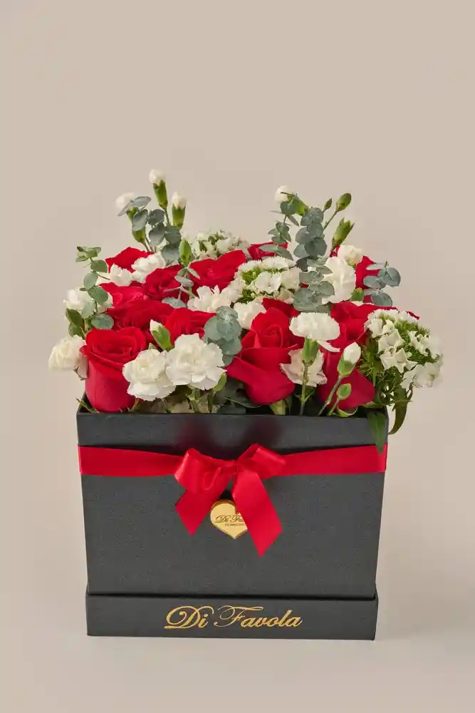 Arreglo Floral Amor Y Amistad . Clavel, Eucalipto, Rosas, Caja Cuadrada Elegante Amor Floreciendo