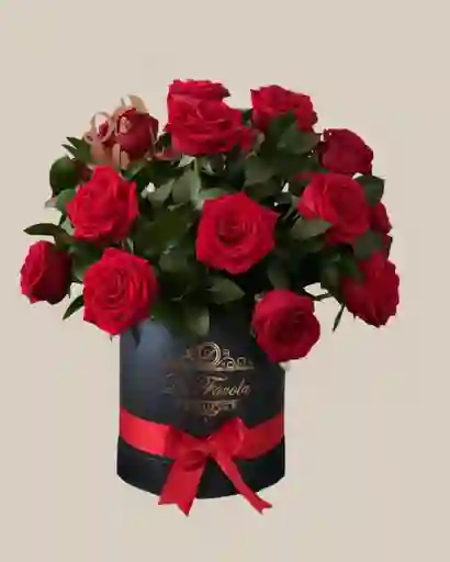 Arreglo De Rosas Redondo X 24 Rosas Y Follaje. Amor Y Amistad