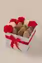 Caja Cuadrada Pequeña X 9 Fresas Con Chocolate Y Rosas Y Claveles Conexión Dulce Floral