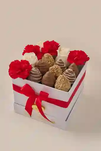 Caja Cuadrada Pequeña X 9 Fresas Con Chocolate Y Rosas Y Claveles Conexión Dulce Floral