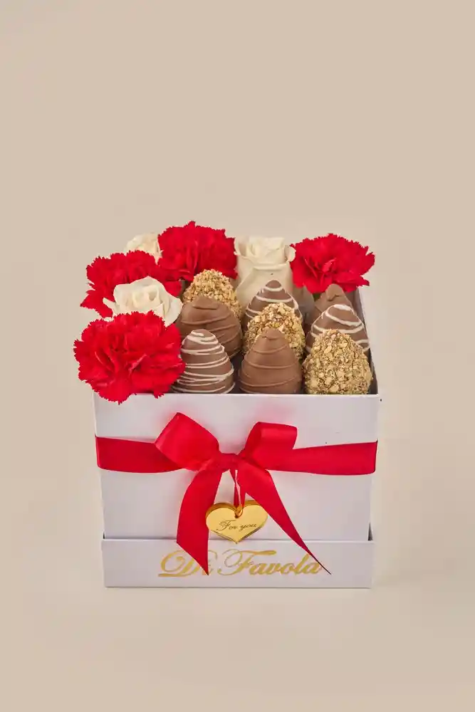 Caja Cuadrada Pequeña X 9 Fresas Con Chocolate Y Rosas Y Claveles Conexión Dulce Floral