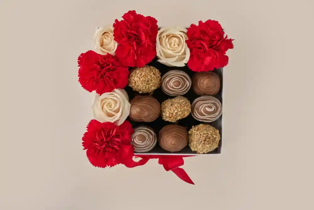 Caja Cuadrada Pequeña X 9 Fresas Con Chocolate Y Rosas Y Claveles Conexión Dulce Floral