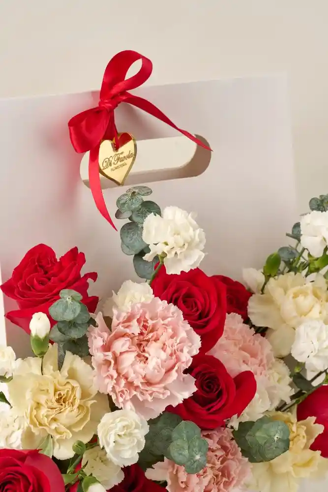 Arreglo Floral En Cartera Conexión Eterna . Flores, Rosas, Eucalipto, En Tonos Rojo Rosado Y Blanco